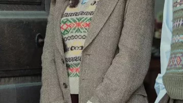 The Gentlemen S02 Blazer en arête de poisson porté par Susie Glass (Kaya Scodelario) dans The Gentlemen (S02)