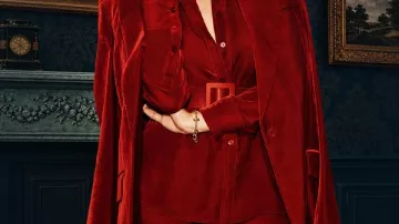 Le blazer en velours rouge de Susie Glass des Gentlemen porté par Susie Glass (Kaya Scodelario) dans The Gentlemen (S02)