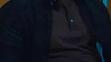 La veste en daim Theo James de la série télévisée Gentlemen S02 portée par Eddie Horniman, duc de Halstead (Theo James) dans The Gentlemen (S02)