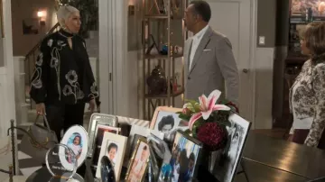 Cadena Plandome Cadena Manija superior Bolsa de cuero de cuero usada por Anita Dupree (Tamara Tunie) como se ve en Más allá de las Puertas (S02E162)