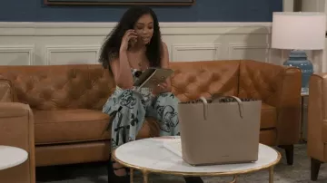 Jeans en jean jambes droites d’Akira After Hours portés par Chelsea Hamilton (RhonniRose Mantilla) tels que vus dans Beyond the Gates (S02E161)