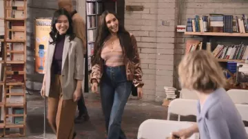 Camiseta de manga larga Intermix Pink Space Dye llevada por Patty Guggenheim como se ve en The Paper (S02E05)