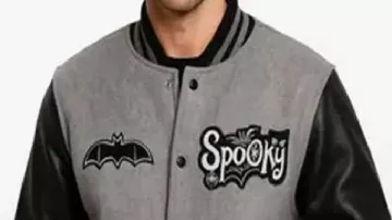 Chaqueta Varsity Halloween Spooky Hallows Angels gris y negra