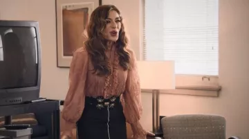 Cinturón Wallapop negro y dorado que lleva Esmeralda Grand (Sabrina Impacciatore) como se ve en The Paper (S02E06)