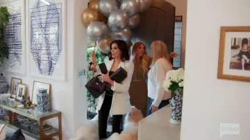 Chanel Negro, brillante, brillante y acolchado de ternera Nano Kelly Shopper Back Gold Envejecido usado por Heather Dubrow, tal como se ve en The Real Housewives of Orange County (S20E09)