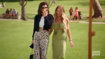 Chanel 2019 Bolsa de hombro atemporal llevada por Heather Dubrow, tal como se ve en Las verdaderas amas de casa del condado de Orange (S20E09)