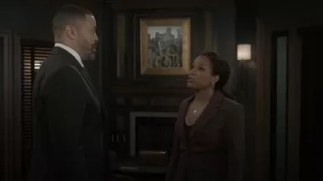 Asos Luxe Macrame Blazer hecho a medida por Naomi Hamilt (Arielle Prepetit) visto en Más allá de las puertas (S02E166)