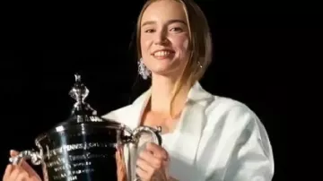 Blazer blanc porté par Elena Rybakina lors de la finale de l’US Open 2026