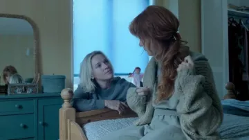Pantalón deportivo de barril de pierna ancha Stradivarius llevado por Babette Struyck (Noortje Herlaar) como se ve en The Perfect Lie (S01E02)