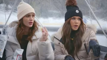 Écusson du logo Moncler Tuche à côtes porté par Jessi Ngatikaura, tel que vu dans The Secret Lives of Mormon Wives (S05E03)