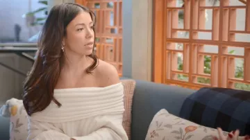 Nous avons porté le pull oversize à épaules déchues que portait Jen Affleck dans The Secret Lives of Mormon Wives (S05E03)