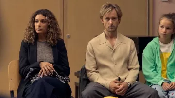 Dotthz La Izzy que lleva Patricia Vogel (Charlie Dagelet) como se ve en The Perfect Lie (S01E05)