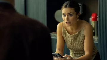 Pendientes entrelazados Orelia Statement que lleva Patricia Vogel (Charlie Dagelet) como se ve en The Perfect Lie (S01E05)