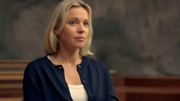 & Otras historias Cárdigan cuadrado de lana merino usado por Karen van der Made (Loes Haverkort) como se ve en La mentira perfecta (S01E05)