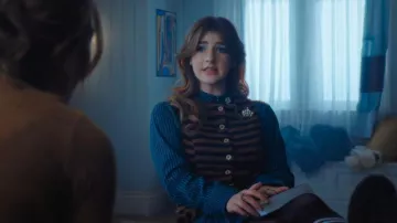 Gilet en tricot structuré de Maeve porté par Juliet Morny (Olga Petsa) tel que vu dans Crew Girl (S01E07)
