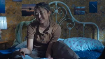 Haut H&M avec col porté par Teagan Tao (Miku Martineau) tel que vu dans Crew Girl (S01E07)