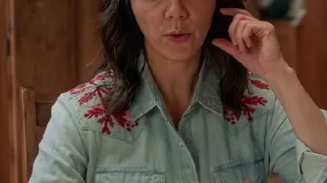 Heartland S19 Michelle Morgan chemise rouge brodée en jean bleu brodé