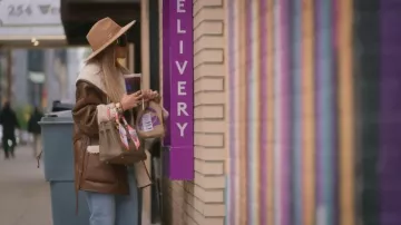 Chapeau Panama à large bord de Marcus Adler porté par (Hailey Glassman) tel que vu dans The Real Housewives of New York City (S16E02)