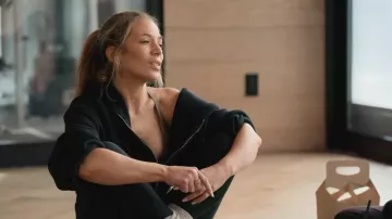 Routine de yoga Alo Sweat à capuche courte à fermeture éclair porté par (Daisy Toye) tel que vu dans The Real Housewives of New York City (S16E02)