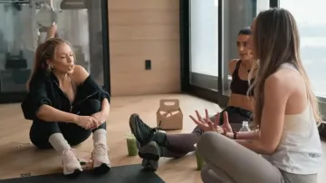 Chaussure d’entraînement Lululemon Chargefeel 3 pour femmes portée par Self (Erika Hammond) telle que vue dans The Real Housewives of New York City (S16E02)