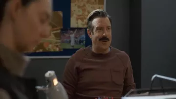 Todd Snyder x Champion Sweat marron à col rond porté par Ted Lasso (Jason Sudeikis) tel que vu dans Ted Lasso (S04E07)