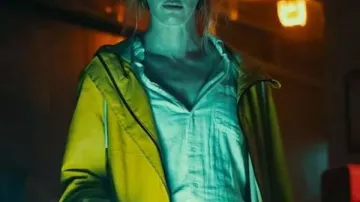 Por debajo del abrigo amarillo Mackenzie Davis 2026