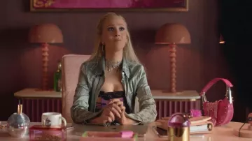 Collar con motivo de rosa azul azul llevado por Keeley Jones (Juno Temple) como se ve en Ted Lasso (S04E07)