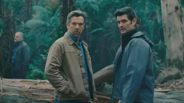 Veste à capuche Calvin Klein CK Sport Essentials portée par Ben Sizemore (James Saunders) telle que vue dans Last Seen (S01E01)