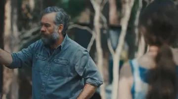Industrie La chemise à manches longues de Stockholm - Indigo délavé portée par Henry Reid (Brendan Cowell) dans Last Seen (S01E03)