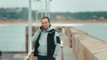 Sweat à capuche utilitaire en polaire Eleven Workwear porté par Donald Reid (Daniel Henshall) tel que vu dans Last Seen (S01E03)