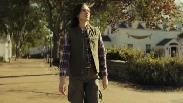 Chemise en flanelle Vans Off The Wall portée par Judith Gray (Rebecca Liddiard) telle que vue dans Neagley (S01E01)