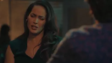 Robe en crêpe plissée de Donna Karan portée par Emi Ochoa (Jaina Lee Ortiz) telle que vue dans R.J. Decker (S01E04)