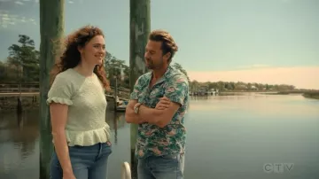 LC Lauren Conrad Flutter Peplum Sweater Tee porté par Rachel tel que vu dans R.J. Decker (S01E06)