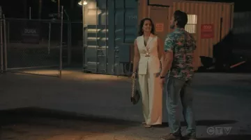 Gilet long en mélange ceinture New York de Donna Karan, porté par Emi Ochoa (Jaina Lee Ortiz) tel que vu dans R.J. Decker (S01E06)