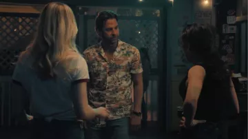 Chemise hawaïenne de Ralph Lauren portée par R.J. Decker (Scott Speedman) telle que vue dans R.J. Decker (S01E09)