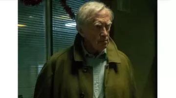 Slow Horses S04 David Cartwright Pelage brun (Jonathan Pryce) dans Slow Horses (S04E05)