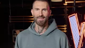 Sudadera gris usada por Self - Coach (Adam Levine) en The Voice (T30)