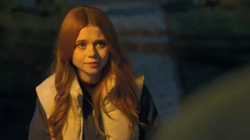 Gilet court-doudoune Linkfu porté par Sophie Madsen (Matilda Freeman) tel que vu dans The Blame (S01E05)