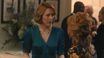 Robe de satin à travers le bouton de Ghost Madison portée par Maria Kapodistria telle que vue dans Marble Hall Murders (S01E03)