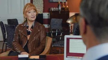 Arienzo Kbc Veste de motard en cuir d’agneau naturel brun nuageux avec fermeture éclair croisée portée par Susan Ryeland (Lesley Manville) telle que vue dans Marble Hall Murders (S01E03)
