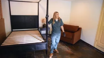 Bottes en cuir Red Wing Classic Moc Oro Legacy portées par Jasmine Roth telles que vues dans Roast My Rental (S01E08)