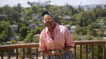 Fashion Nova Camisa Abotonada Sancie Oversized Poplin worn by (Leslie Jones) as seen in Roast My Rental (S01E09)