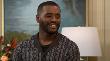 Chemise Reiss Drake portée par Andre Richardson (Sean Freeman) telle que vue dans Beyond the Gates (S02)