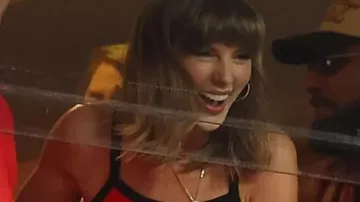 Taylor Swift Red Tank Top of Taylor Swift in Taylor Swift Flashed Her Wedding Ring The Second Travis Kelce Scored