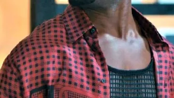 Chemise rouge à chaîne imprimée portée par Wilbur Evans (Emmanuel Imani) dans Geek Girl (S01)