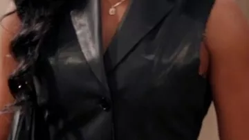Gilet en cuir noir court porté par Amina (Alexis Chikaeze) dans All American (S08)