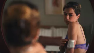 Cosabella Pret Un bralette Porter porté par Paula Sanders (Tatiana Maslany) tel que vu dans Maximum Pleasure Guaranteed (S01E03)
