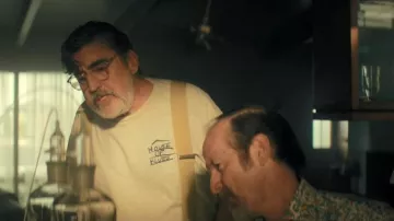 Camiseta vintage House Of Blues Orlando Florida Concierto de los 90s 90 Larga usada por Sam Cooper (Alfred Molina) tal como se ve en The Boroughs (S01E03)