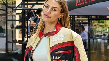 Sara Pagliaroli Crema Racing Jacket de Sara Pagliaroli en REPETICIÓN 2026 || DÍA 03