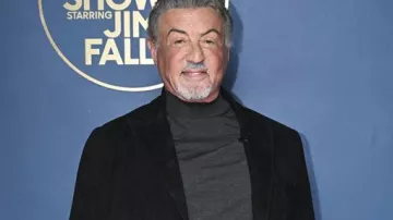 Blazer en suède noir de Sylvester Stallone à Sylvester Stallone révèle comment il a changé la fin originale de Rocky | The Tonight Show